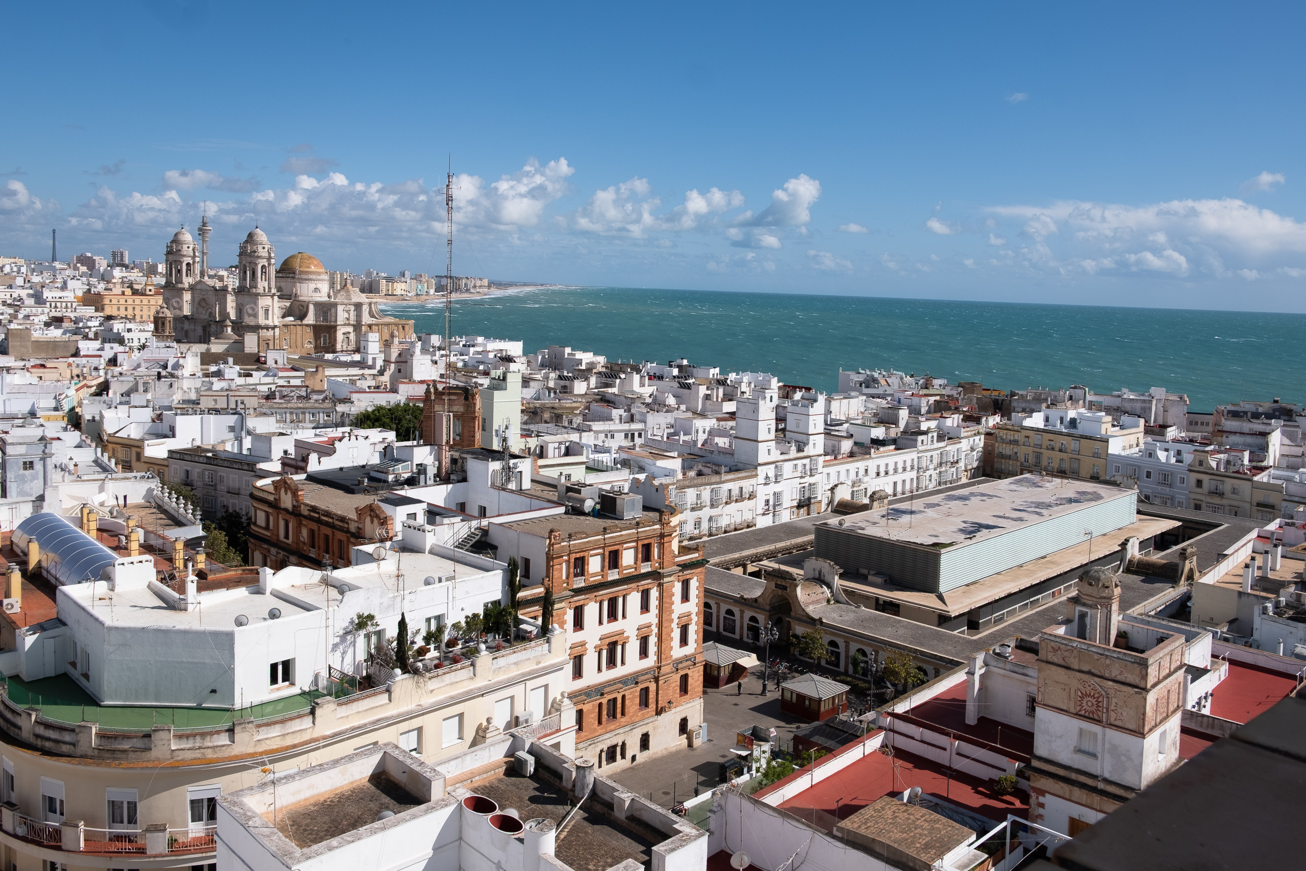 Panoramablick von der Torre de Tavira über die weißen Dächer von Cádiz